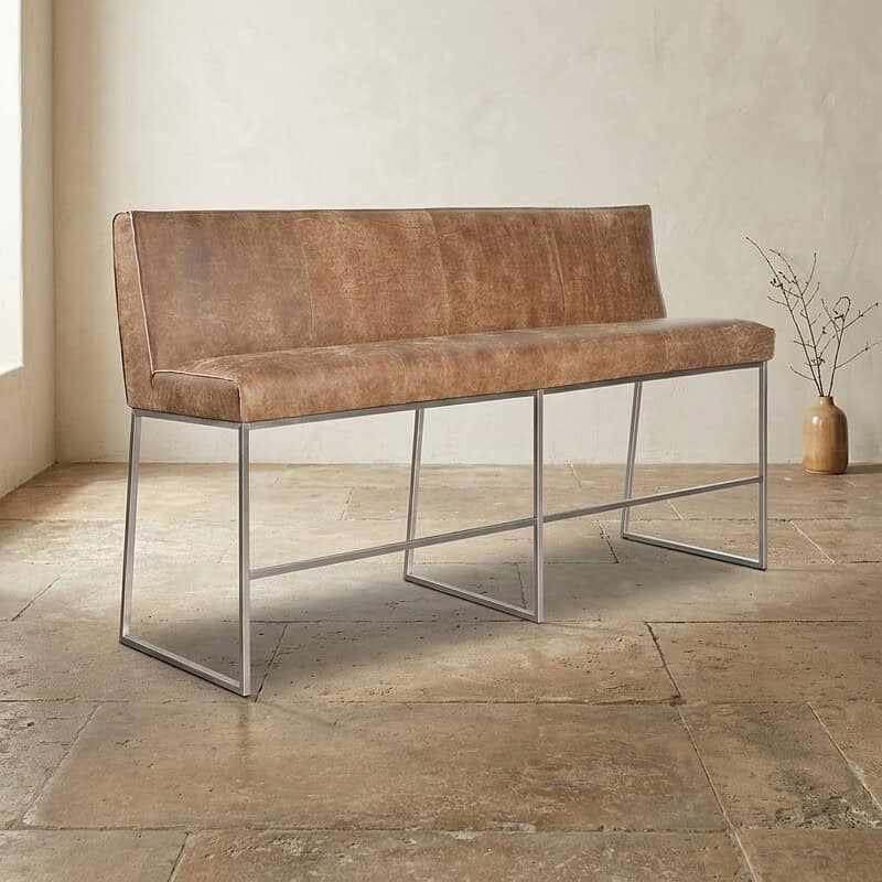 Strakke leren bank met metalen frame, perfect voor moderne woonkamers en kantoren, combineert comfort en stijl in een minimalistisch ontwerp.