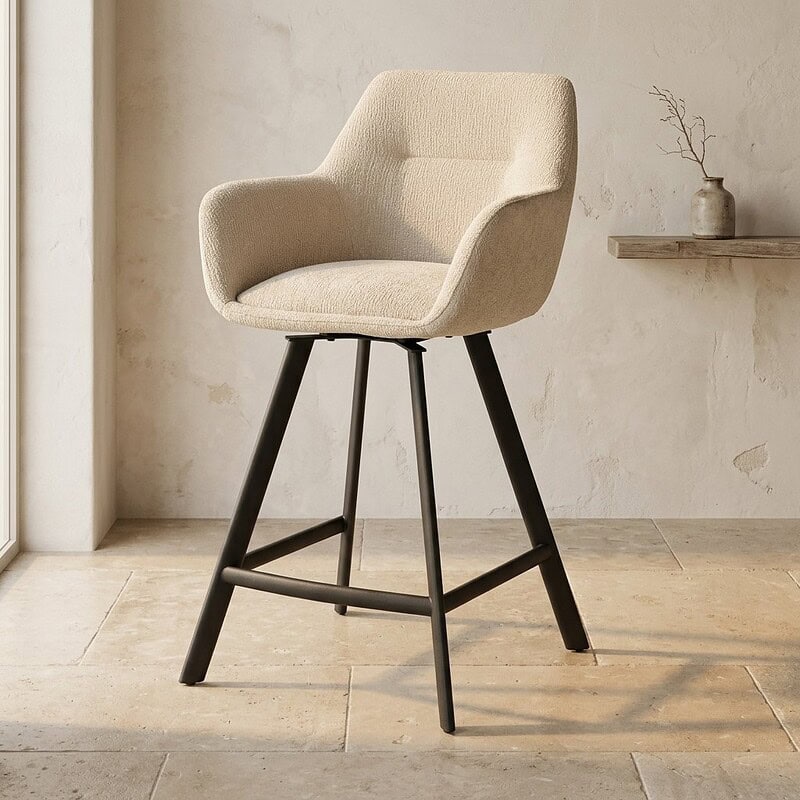 Moderne houten barkruk met comfortabele beige bekleding, perfect voor eetkamers en keukeneilanden. Duurzaam ontwerp met stevige houten poten en elegante uitstraling.