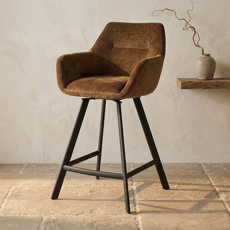 Moderne houten barkruk met comfortabele bekleding, ideaal voor keukeneilanden en bars, met een stijlvolle en duurzame uitstraling.