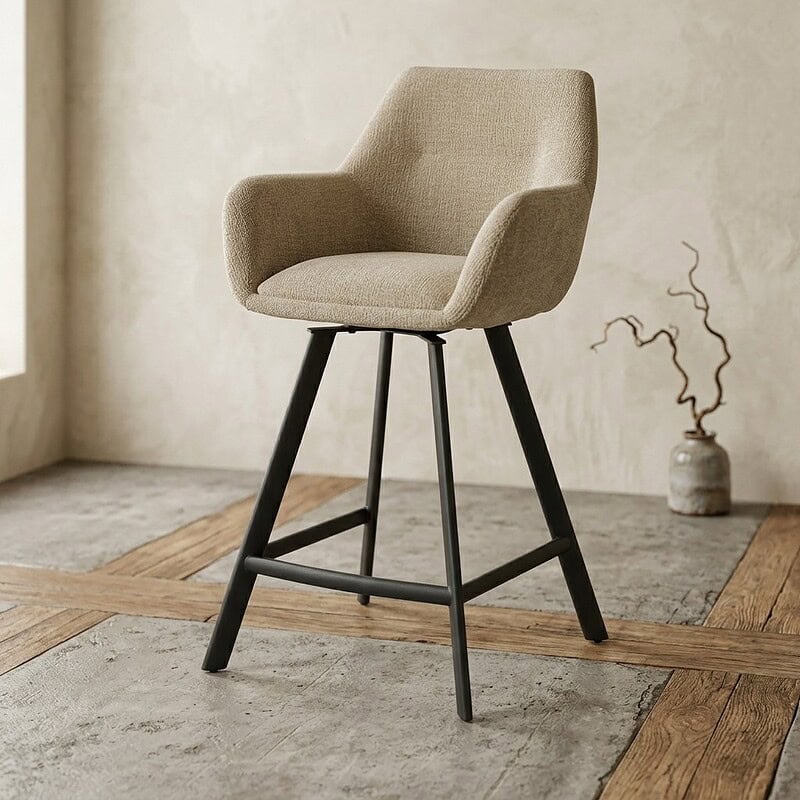 Moderne beige barkruk met comfortabele zitting en houten poten, perfect voor eetkamers en keukens, gemaakt door Mokana Meubelen.