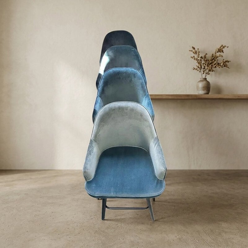Moderne collectie van gestoffeerde stoelen in diverse blauw- en grijstinten, perfect voor een eigentijdse interieurstijl.