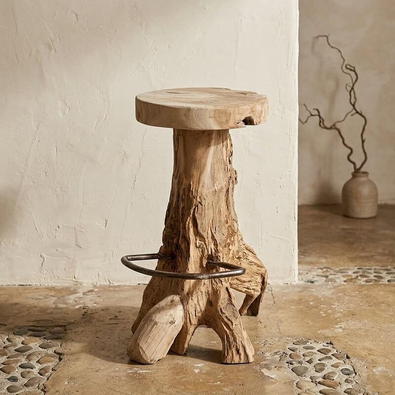 Unieke houten bijzettafel gemaakt van rustiek hout, perfect voor een natuurlijke en warme interieurstijl. Handgemaakt meubelstuk met een robuuste uitstraling en organische vormen.