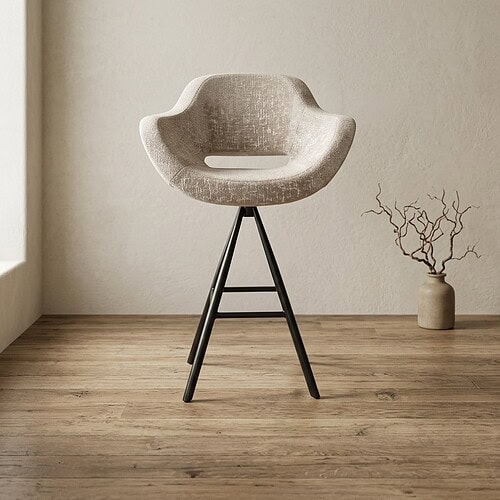 Moderne beige stoffen stoel met houten poten, geschikt voor woonkamer of kantoor, ontworpen door Mokana Meubelen.