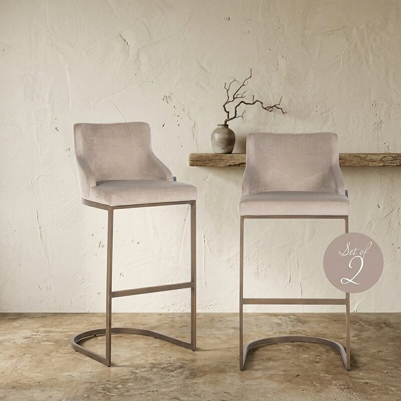 Set van 2 moderne barkrukken met zachte bekleding en metalen frame, ideaal voor een stijlvolle keuken of barruimte. Perfect voor comfort en design, gemaakt door Mokana Meubelen.