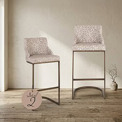 Twee stijlvolle barkrukken met gestoffeerde zittingen en metalen frame, ideaal voor eetkamers of bars, in een moderne en elegante uitstraling.
