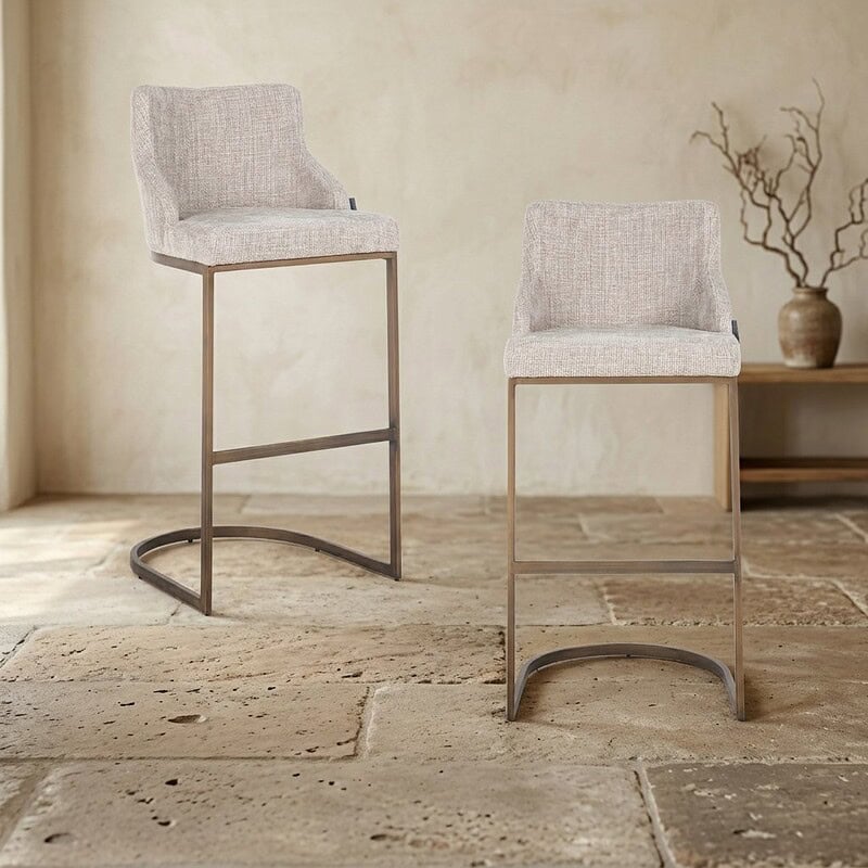 Moderne barkrukken met comfortabele stoffen zitting en metalen frame, ideaal voor eetkamers of bars. Hoogwaardig design en duurzame materialen voor een stijlvolle en praktische inrichting.
