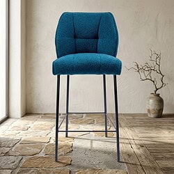 Moderner blauer Stuhl von Mokana mit bequemer Polsterung und schlanken Metallbeinen, ideal für einen zeitgemäßen Einrichtungsstil.