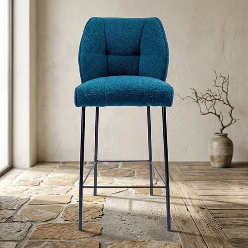 Moderne blauwe stoel van Mokana met comfortabele bekleding en slanke metalen poten, ideaal voor een eigentijdse interieurstijl.