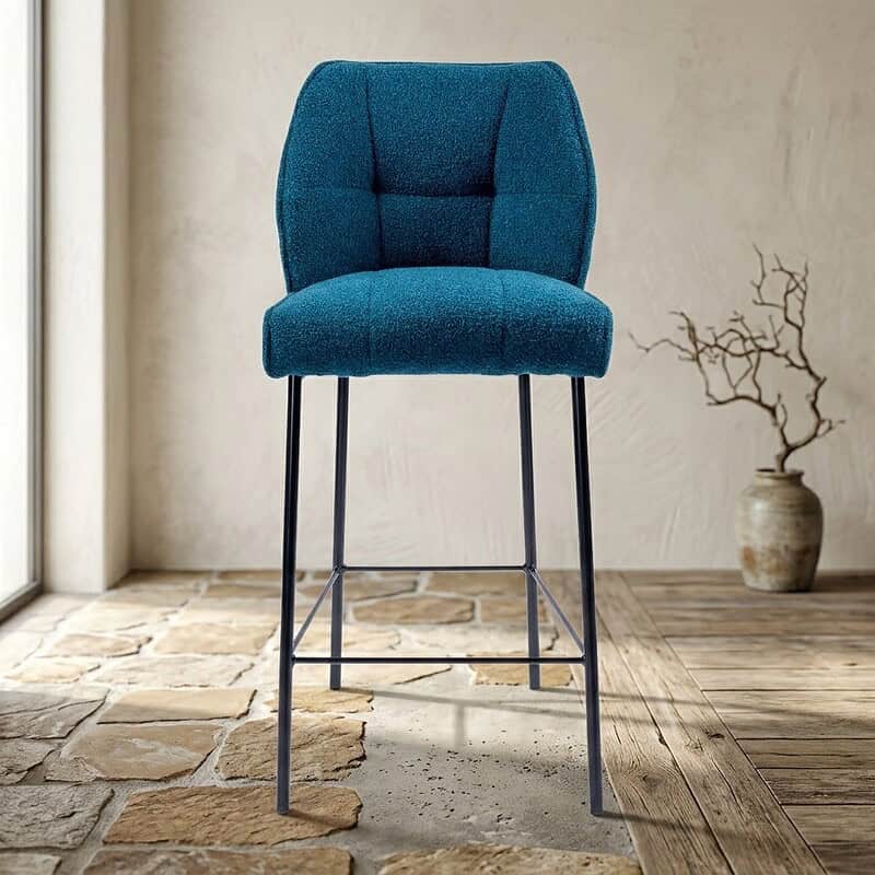 Moderner blauer Stuhl von Mokana mit bequemer Polsterung und schlanken Metallbeinen, ideal für einen zeitgemäßen Einrichtungsstil.