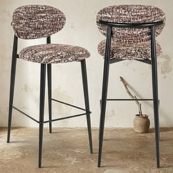 Moderne barkrukken met gestoffeerde zittingen en zwarte metalen poten, ideaal voor een stijlvolle keuken of bar.