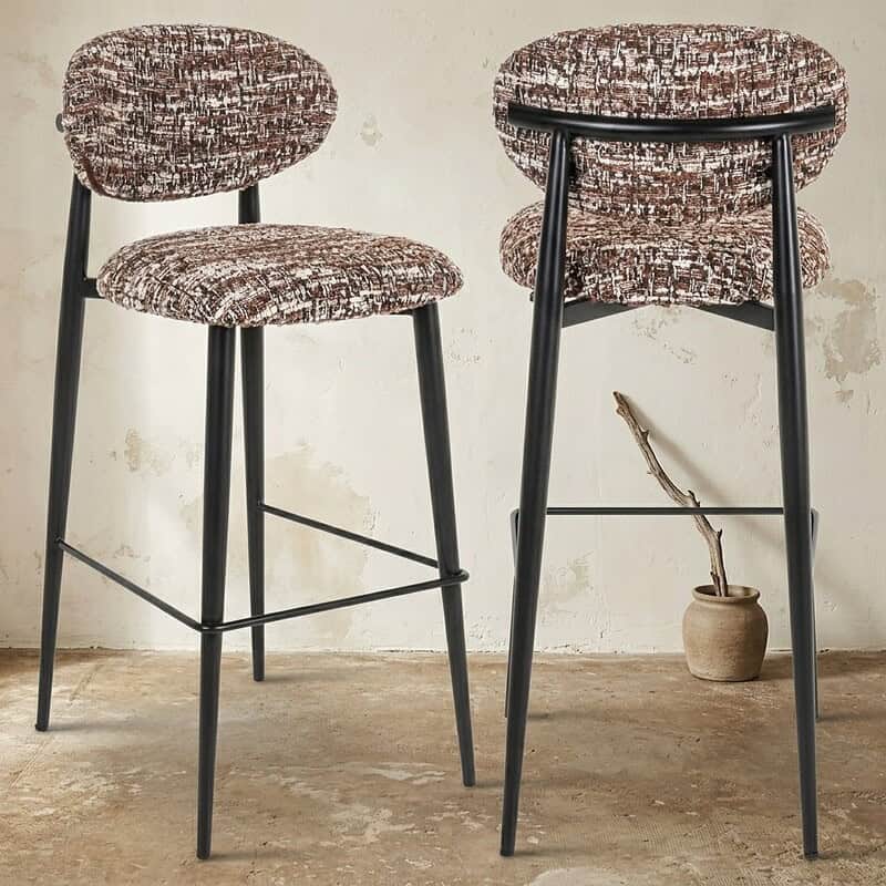 Moderne barkrukken met gestoffeerde zittingen en zwarte metalen poten, ideaal voor een stijlvolle keuken of bar.