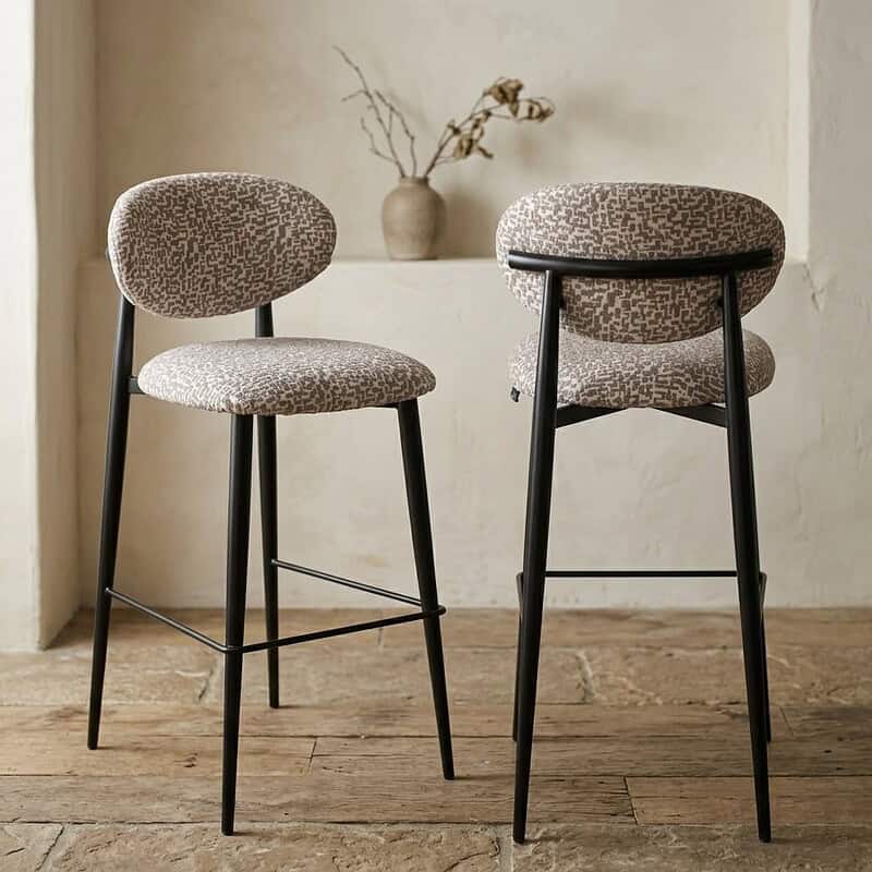 Moderne houten barkrukken met gestoffeerde zittingen, ideaal voor keukeneilanden en bars, met een strak zwart frame en comfortabele bekleding.