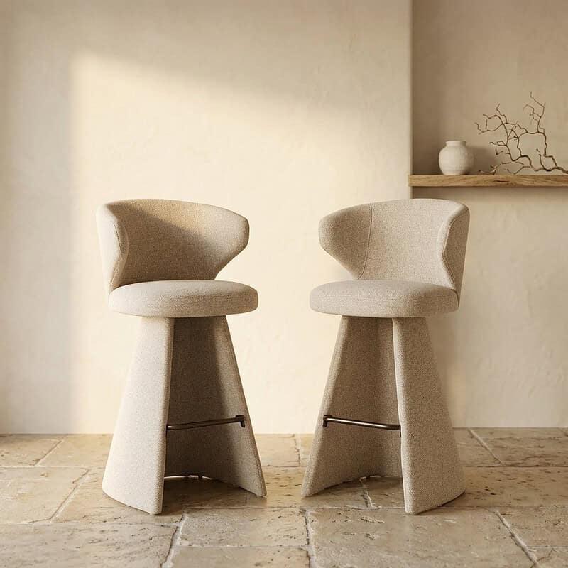Twee beige barkrukken met comfortabele rugleuning en stevige basis, ideaal voor moderne keukens en bars, ontworpen door Mokana Meubelen.