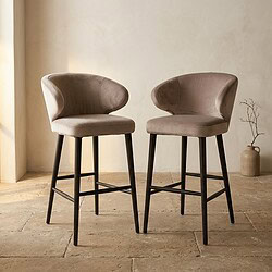 Moderne houten barkrukken met comfortabele bekleding, perfect voor keukeneilanden en bars, in een minimalistisch interieur.