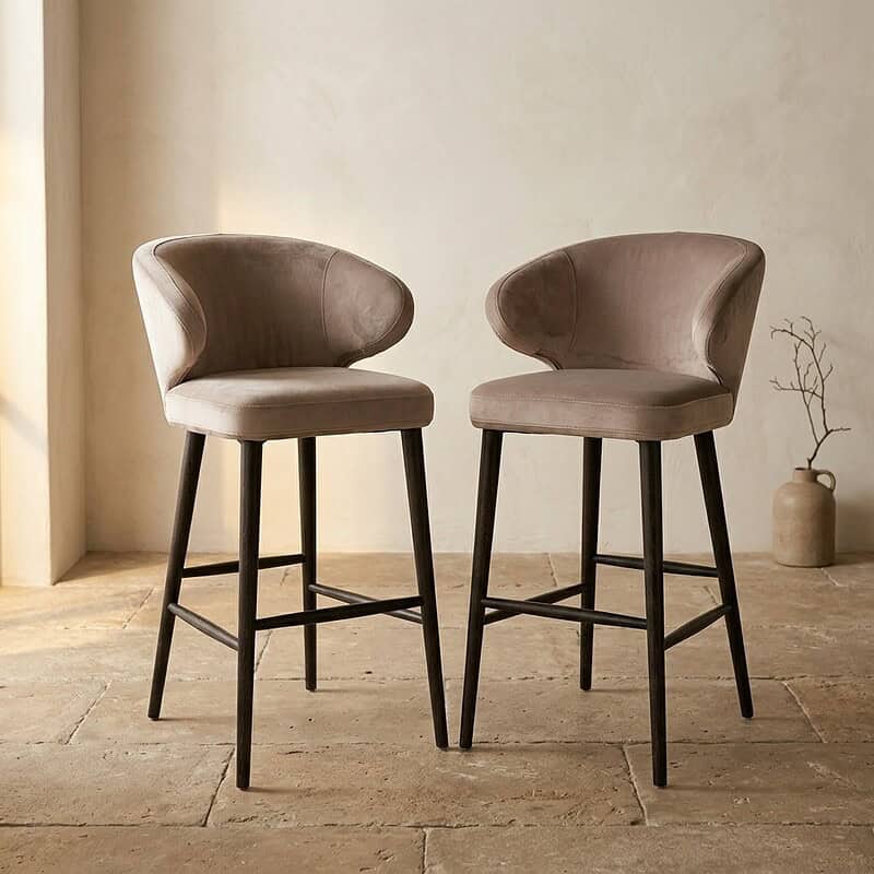 Moderne houten barkrukken met comfortabele bekleding, perfect voor keukeneilanden en bars, in een minimalistisch interieur.