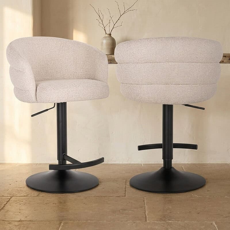 Moderne barkrukken met comfortabele, zachte bekleding en verstelbare hoogte, ideaal voor keukeneilanden en bars. Perfect voor een stijlvolle en functionele interieurafwerking.