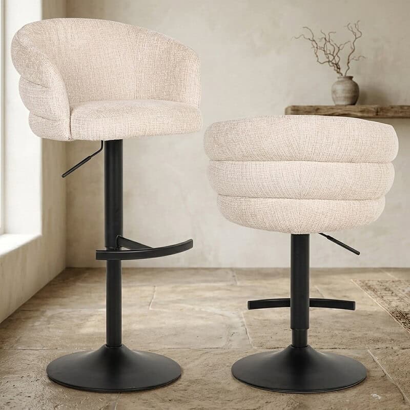 Moderne hoge barkrukken met comfortabele beige bekleding en zwarte metalen voetsteun, ideaal voor keukeneilanden en bars.