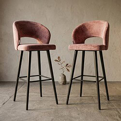 Twee moderne velvet barkrukken met zwarte houten poten en een zachte roze bekleding, ideaal voor een stijlvolle keuken of bar.