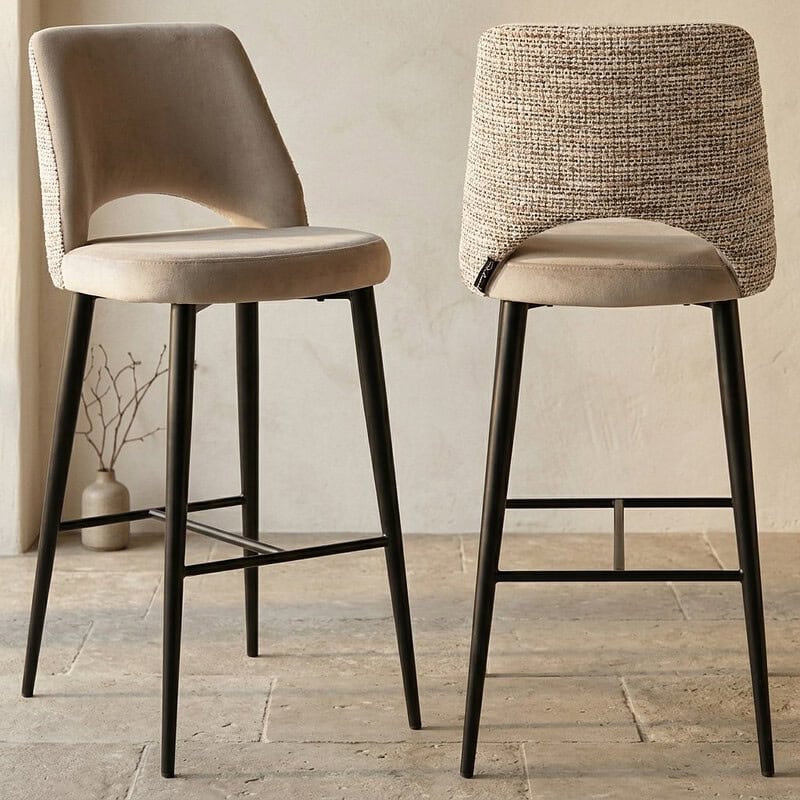 Zwei moderne Barhocker mit weicher Polsterung und Holzbeinen, ideal für Kücheninseln und Bars, perfekt für einen modernen Einrichtungsstil.