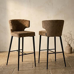 Zwei stilvolle Barhocker mit Holzbeinen und Stoffsitzen, ideal für eine moderne Küche oder Bar. Die perfekte Kombination aus Komfort und Design, hergestellt von Mokana Meubelen.
