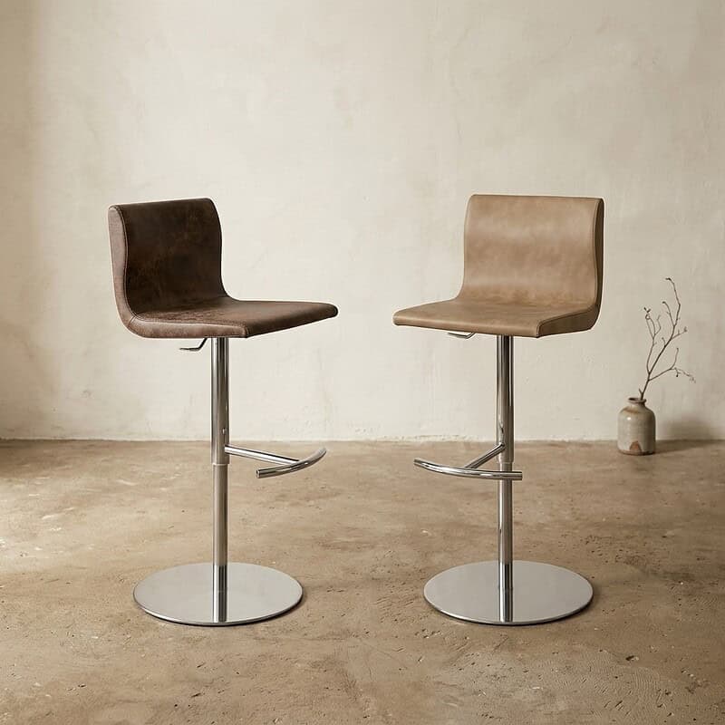 Moderne houten barkrukken met metalen voetsteun, geschikt voor keukeneilanden en bars, gecombineerd met een minimalistisch interieur voor een stijlvolle uitstraling.