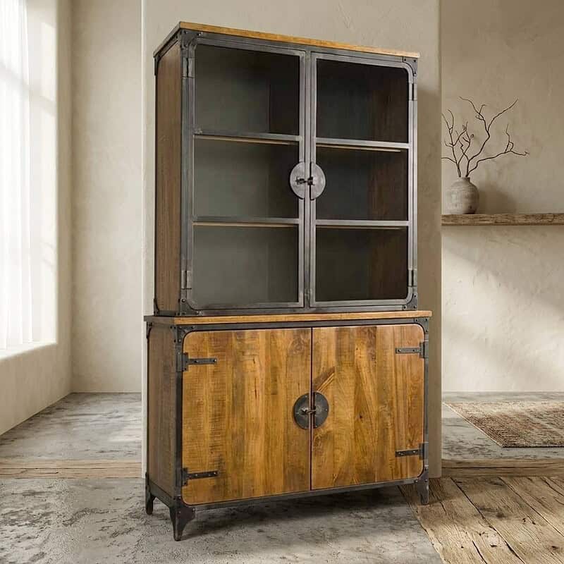 Antieke houten kast met metalen accenten en glazen deuren.