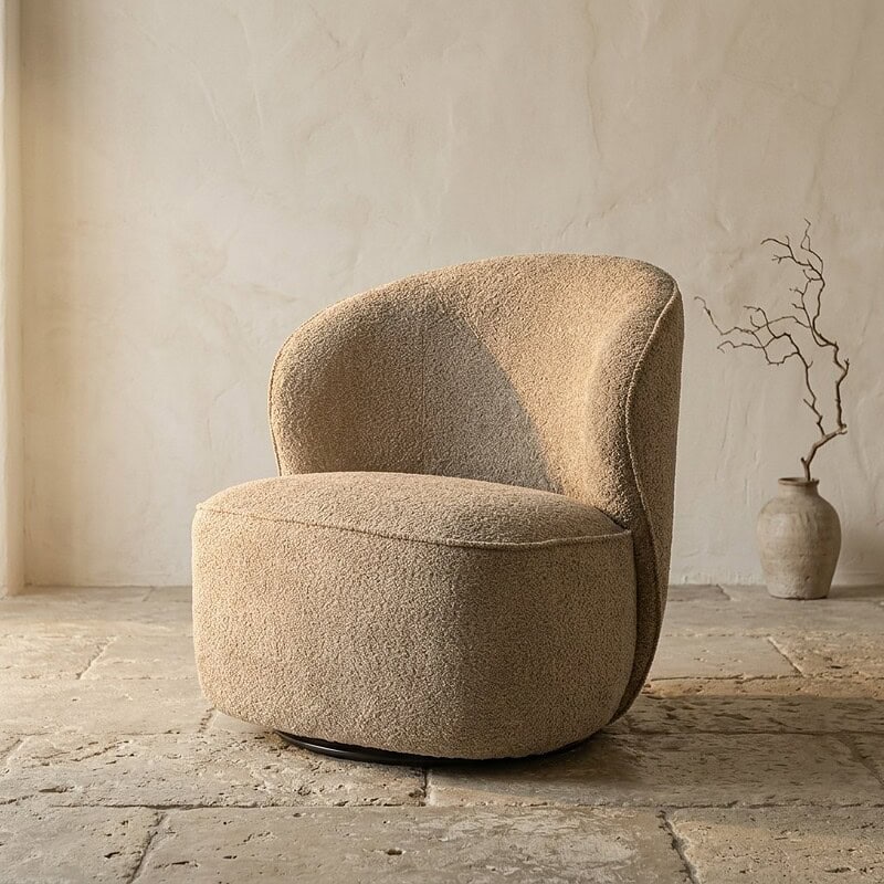 Comfortabele beige klapstoel van Mokana meubelen, perfect voor een moderne en gezellige woonkamer of lounge.