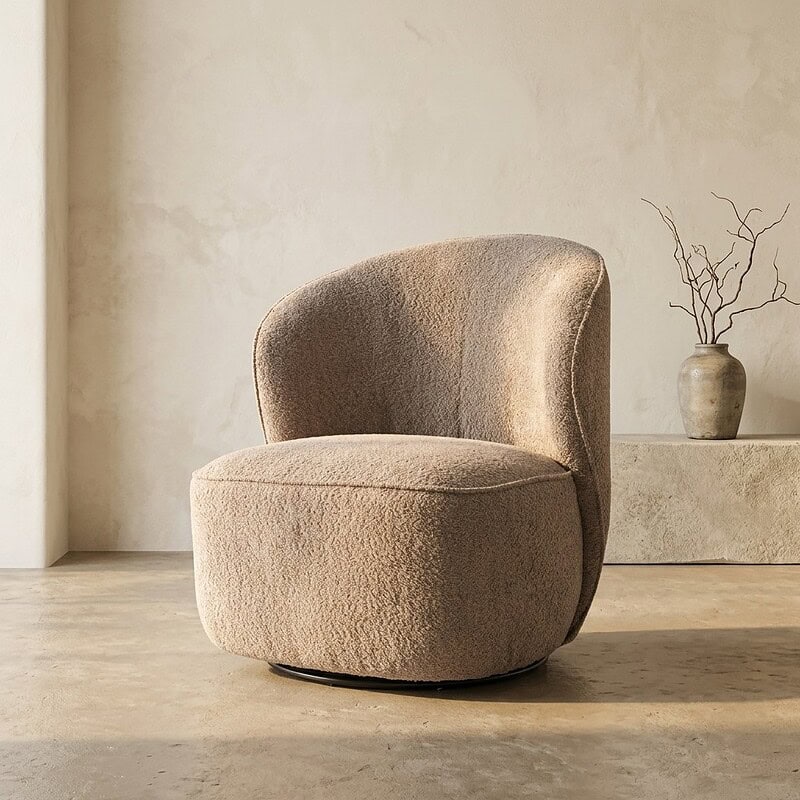 Comfortabele, moderne fauteuil van Mokana meubelen in een neutrale kleur, perfect voor een stijlvolle woonkamer.