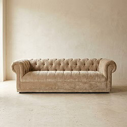 Luxe beige Chesterfield bank met knoopdetails en zachte bekleding, perfect voor een stijlvolle woonkamer of ontvangstruimte. Handgemaakt meubel met klassieke uitstraling en hoogwaardige afwerking.