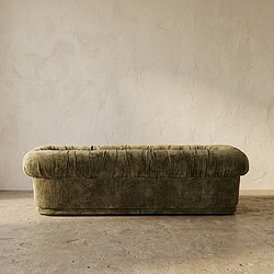 Luxe groene fluwelen loungebank met zachte bekleding, perfect voor moderne woonkamers en stijlvolle zithoeken. Gemaakt van hoogwaardig materiaal voor comfort en duurzaamheid.