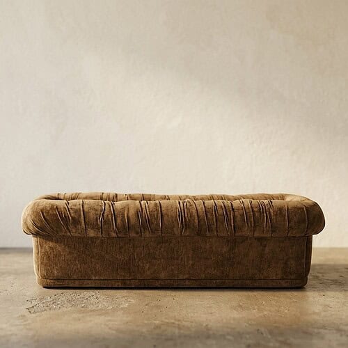 Ein kleines Sofa aus braunem Vintage-Samt, elegant und bequem.