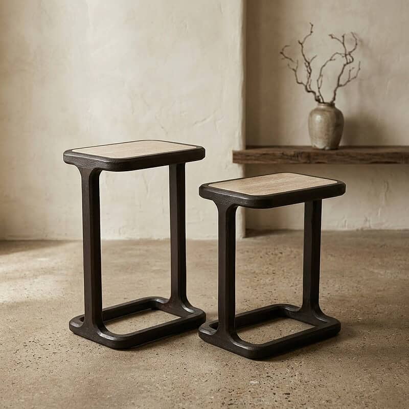 Set van twee moderne houten bijzettafels met zwart metalen frame, perfect voor woonkamer of slaapkamer, stijlvolle en functionele decoratie.
