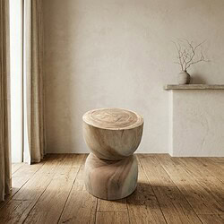Minimalistische houten bijzettafel in een rustige, natuurlijke woonkamer met houten vloeren en een decoratieve vaas op de achtergrond.