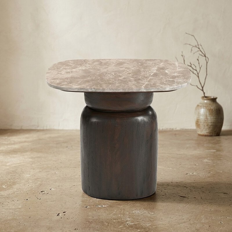 Moderne bijzettafel met marmeren blad en zwart houten onderstel, perfect voor een stijlvolle woonkamer of slaapkamer.