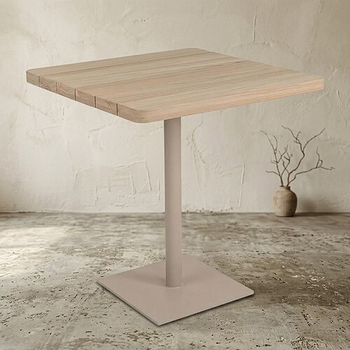 Moderne houten eettafel met metalen voet, perfect voor een minimalistisch interieur, gemaakt door Mokana Meubelen.