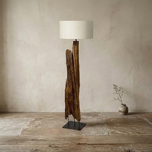 Unieke houten vloerlamp met witte lampenkap, handgemaakt meubelstuk voor een natuurlijke en moderne uitstraling in uw interieur.