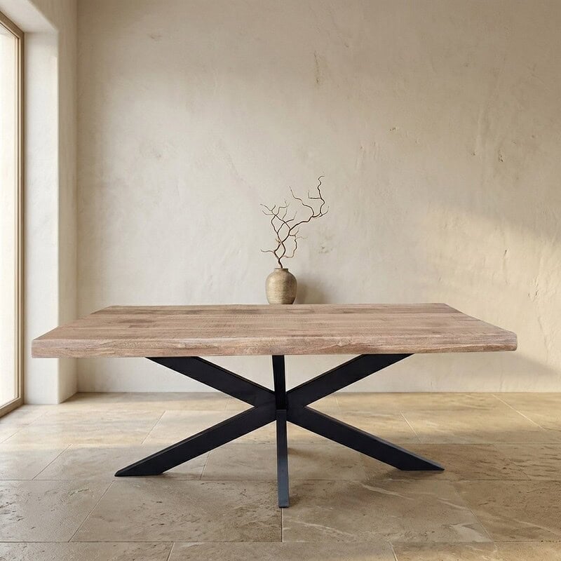 Moderner Esstisch aus Massivholz mit schwarzem Metallgestell, perfekt für ein stilvolles Esszimmer oder Wohnzimmer. Langlebiges und elegantes Design für eine warme, natürliche Ausstrahlung.