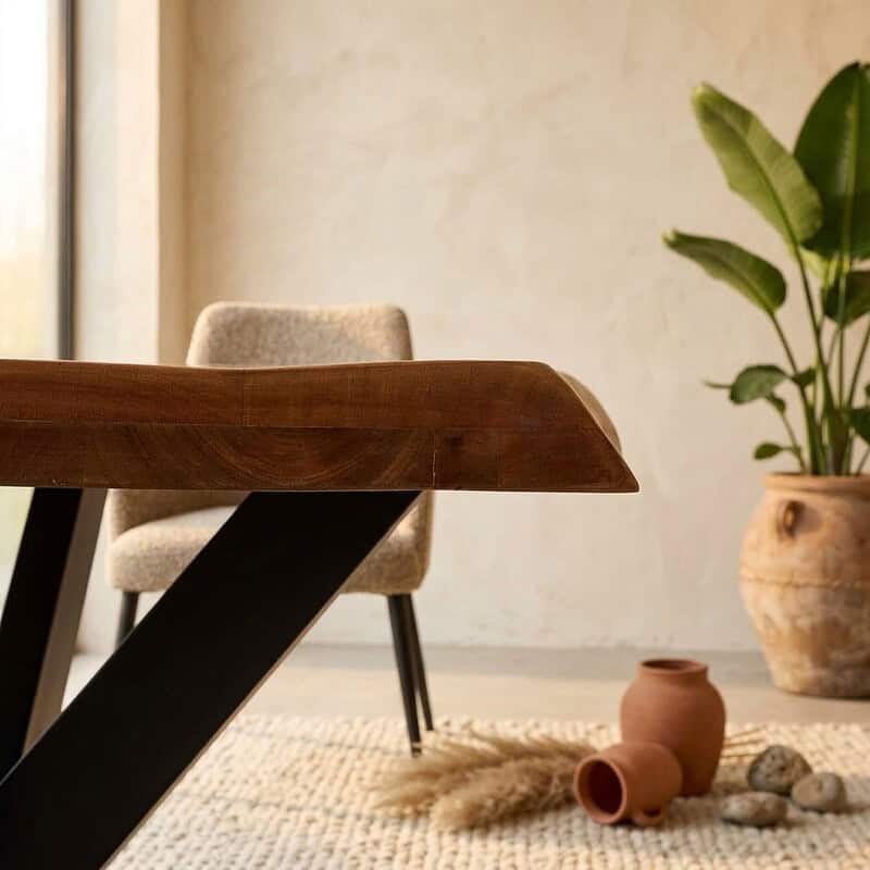 Moderner Esstisch aus Holz in einem minimalistischen Interieur mit natürlichen Dekoelementen und Pflanzen – perfekt für einen stilvollen Essbereich.