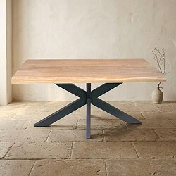 Moderne houten eettafel met zwart metalen X-vormig onderstel, perfect voor een eigentijdse eetkamer of woonkamer, gecombineerd met natuurlijke en industriële stijlen.