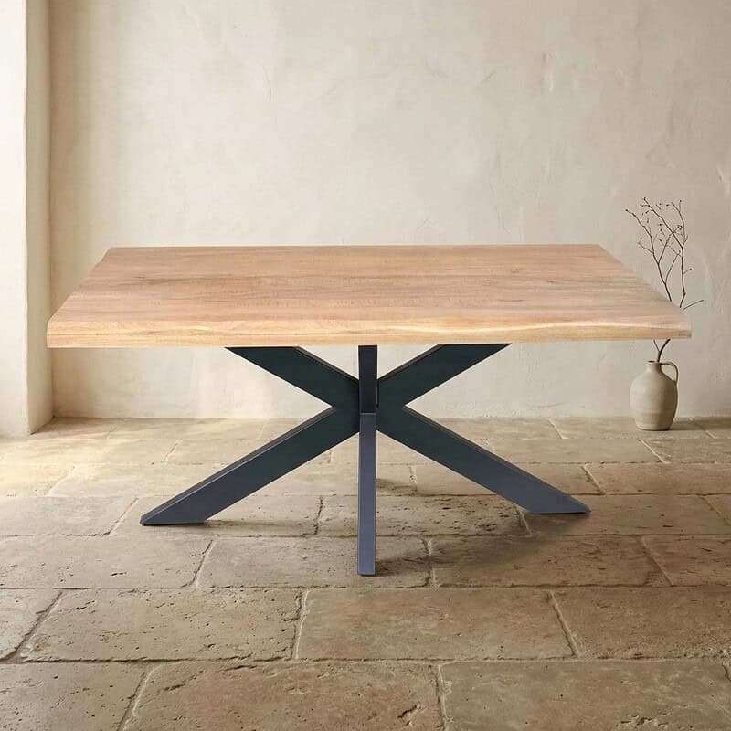 Moderne houten eettafel met zwart metalen X-vormig onderstel, perfect voor een eigentijdse eetkamer of woonkamer, gecombineerd met natuurlijke en industriële stijlen.