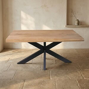 Moderne houten eettafel met zwart metalen onderstel, perfect voor een stijlvolle eetkamer of vergaderruimte. Gemaakt van hoogwaardig hout met een strak design voor een eigentijdse uitstraling.