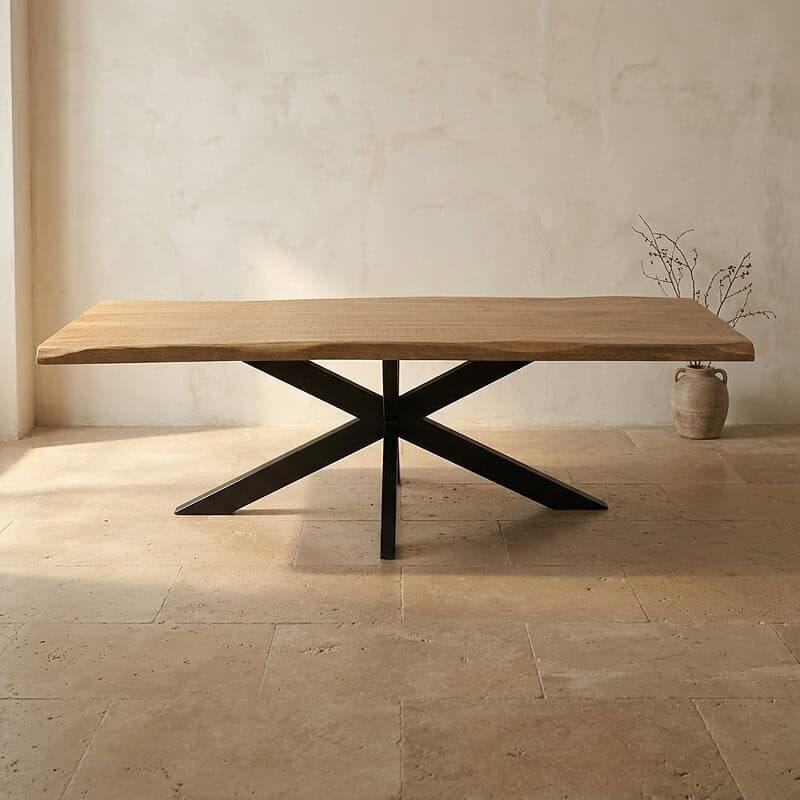 Moderne houten eettafel met zwart metalen onderstel, perfect voor een stijlvolle eetkamer of woonkamer, gemaakt door Mokana Meubelen.