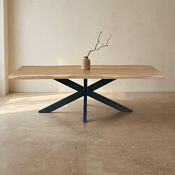 Moderne eettafel met houten blad en zwart onderstel, minimalistisch interieur.