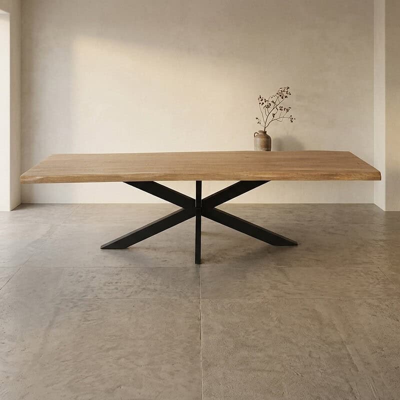 Moderne eettafel met houten blad en zwart metalen onderstel, perfect voor een eigentijdse eetkamer of woonruimte.