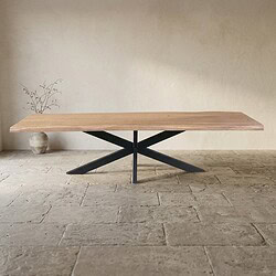 Moderne massief houten eettafel met zwart metalen onderstel, perfect voor een stijlvolle eetkamer of woonkamer. Duurzaam en elegant design, ideaal voor elk interieur.