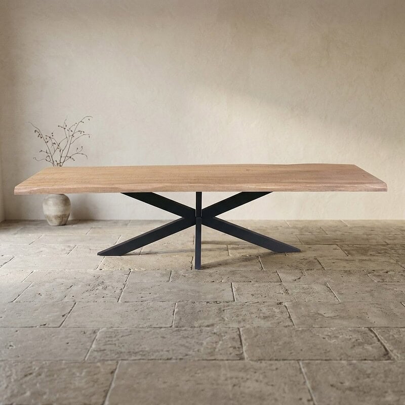 Moderne massief houten eettafel met zwart metalen onderstel, perfect voor een stijlvolle eetkamer of woonkamer. Duurzaam en elegant design, ideaal voor elk interieur.