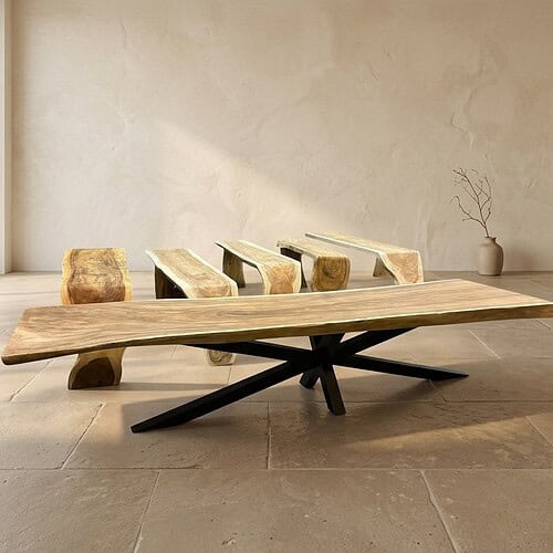 Modernes Esszimmer-Set aus Holz in minimalistischem Design mit natürlicher Holzoptik und schlichten schwarzen Gestellen.