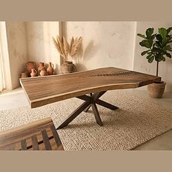 Moderne houten eettafel met uniek gevormd blad en stevige onderstel, perfect voor een stijlvolle en functionele eetruimte. Gemaakt van hoogwaardig hout, ideaal voor gezellige diners en bijeenkomsten.