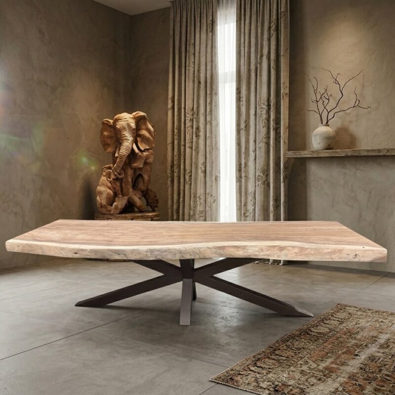 Moderne houten eettafel met zwarte metalen onderstel in een stijlvolle woonkamer, perfect voor een eigentijdse interieurstijl.