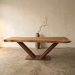Moderne houten eettafel met natuurlijke afwerking en unieke V-vormige basis, perfect voor een stijlvolle eetkamer of woonkamer. Gemaakt van hoogwaardig massief hout voor duurzaamheid en elegantie.